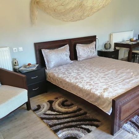 Guesthouse Athanasiou Káto Loutrákion Екстериор снимка