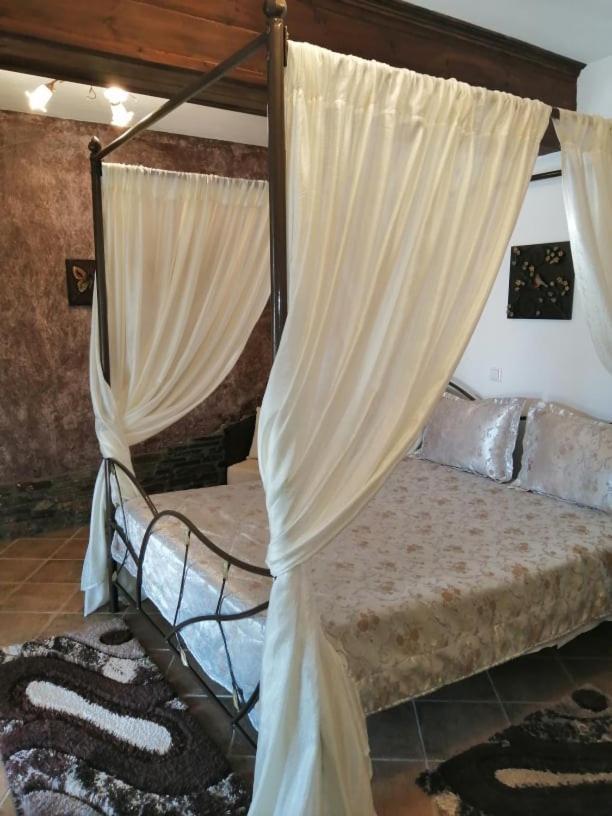 Guesthouse Athanasiou Káto Loutrákion Екстериор снимка