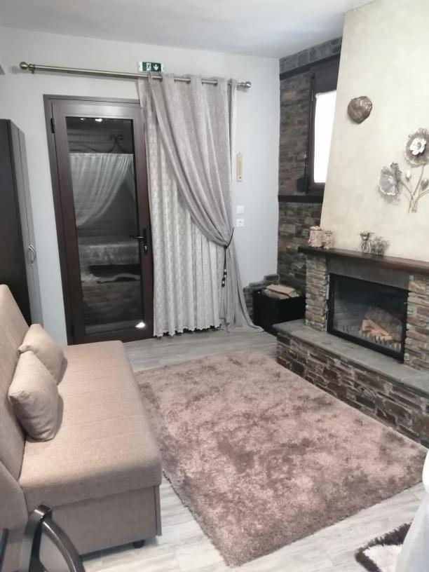 Guesthouse Athanasiou Káto Loutrákion Екстериор снимка